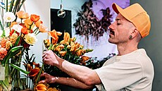 Oslava p�írody. Luká� Tvrdý vá�e kv�tiny tak, aby vynikla jejich jedine�nost....