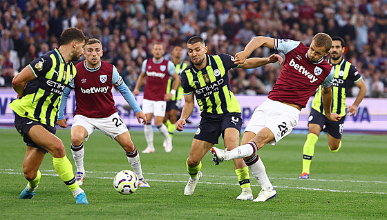 Tomá� Sou�ek z West Hamu v utkání proti Manchesteru City.