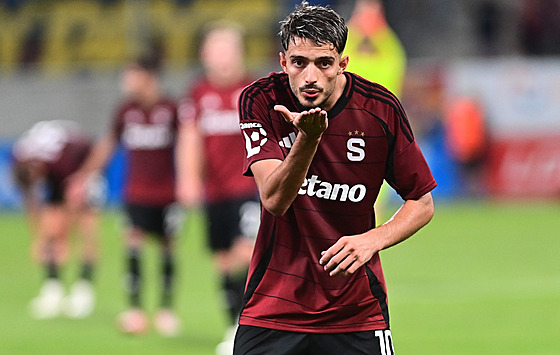 Sparanský útoník Albion Rrahmani slaví svj první gól v eské lize.