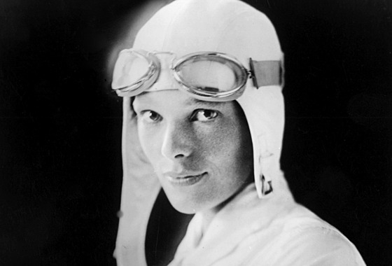 Amelia Mary Earhart, známá jako Lady Lindy, byla americká letkyn, která v roce...