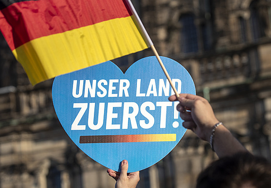Píznivce Alternativy pro Nmecko (AfD) s modrým srdíkem se sloganem nae...