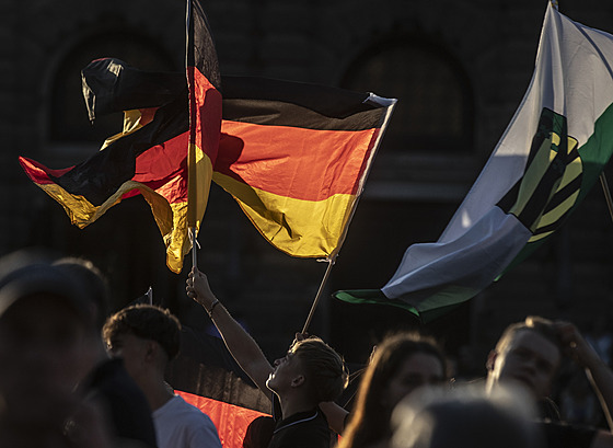 Píznivci Alternativy pro Nmecko (AfD) s nmeckými a saskými vlajkami na...