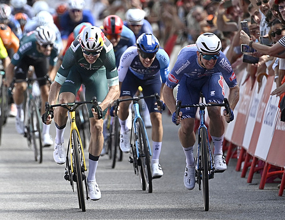 Kaden Groves z Alpecinu (vpravo) se dostává ped Wouta van Aerta z Vismy bhem...