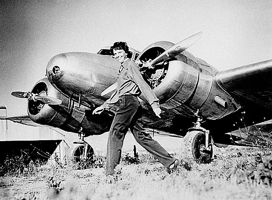Amelia Earhartová se svým letounem Lockheed Electra 10E