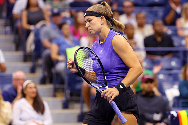 Menšík skvěle otočil, vyhráli i Macháč a Muchová. Alcaraz na US Open selhal