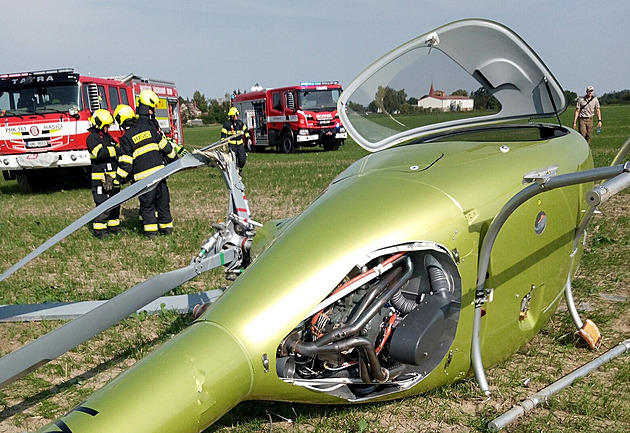 V Hořiněvsi havaroval při přistávání vrtulník, jedna osoba skončila v nemocnici