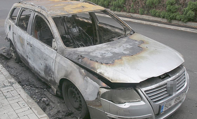 Plameny osobní auto zniily.