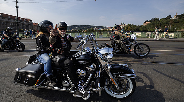 OBRAZEM: Harley Davidson i vespa. Spanilá jízda 800 motorkářů ovládla Prahu