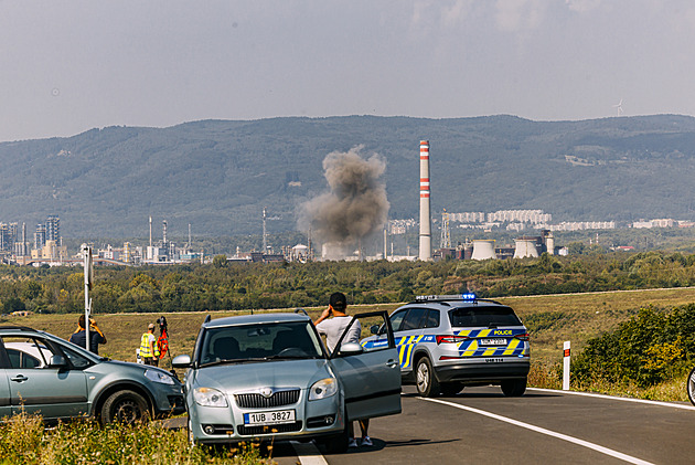 Třímetrový kráter, menší požár, ale bez zranění. Chemička po odstřelu znovu ožívá