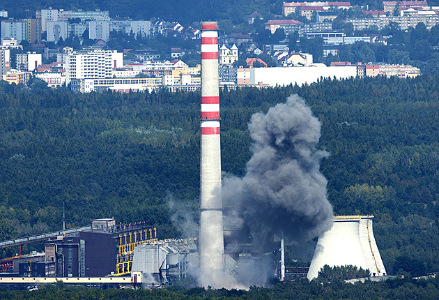 Pyrotechnici odpálili nevybuchlou leteckou pumu v areálu chemiky u Litvínova....