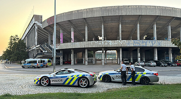 Na Strahov se sjeli fanoušci tuningových aut. Sraz hlídá policie