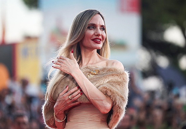 Hubená Angelina Jolie v Benátkách ukázala tetování i žilnaté ruce