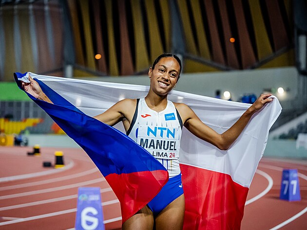 �tvrtka�ka Lurdes Gloria Manuel oslavuje v�t�zstv� na juniorsk�m MS v Lim�.