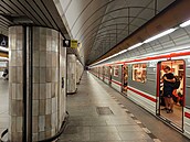 Nouzová tlaítka v metru v Praze jsou nov výraznji oznaena. (30. srpna 2024)