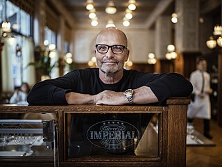 Zdenk Pohlreich v restauraci hotelu Imperial, kde se práv uklízí po snídani...
