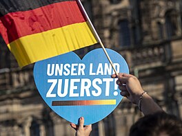 Píznivce Alternativy pro Nmecko (AfD) s modrým srdíkem se sloganem nae...