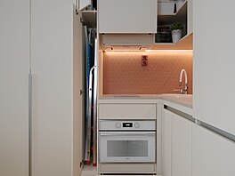 Funk�ní designová kuchy� m�la být kompaktní sou�ástí interiéru, kde byl ve�kerý...