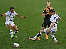 Giannis-Fivos Botos (vlevo) a Mom�ilo Raspopovi�  z Karviné, Ji�í Boula z...