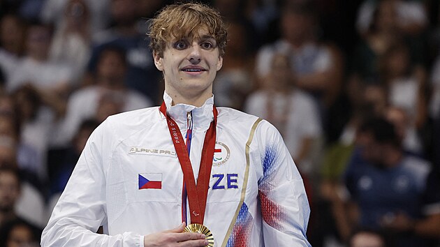 Plavec David Kratochvíl se zlatou olympijskou medailí z paralympiády.