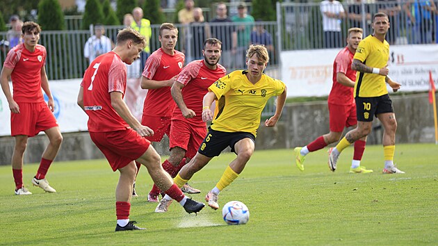 Momentka z pohrovho zpasu mezi Bohunicemi (v ervenm) a Zbrojovkou Brno, brn brnnsk zlonk Daniel Polk. (29. srpna 2024)