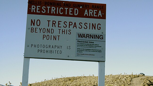 Oblast 51. Ter� stoupenc� konspirac�, t�ch, co v��� v UFO.