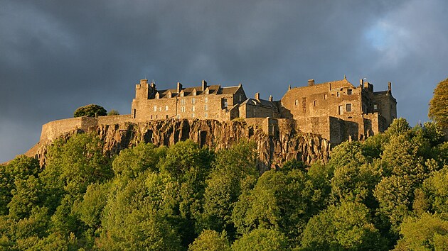 Jakub IV. se na Stirlingu v roce 1473 narodil. M�l r�d um�n�, literaturu i v�dy. Zalo�il na hrad� alchymistickou d�lnu, postavil nejv�t�� v�le�nou lo� t� doby, pod jeho patron�tem se dostal knihtisk do Skotska. Z doby jeho vl�dy poch�z� prvn� d�kaz o v�rob� whisky ve Skotsku