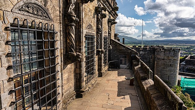 Pot�, co se stuartov�t� vl�dci v 17. stolet� p�em�stili do Lond�na, v�znam hradu Stirling zna�n� upadl, bylo zde pak v�zen� i kas�rna.