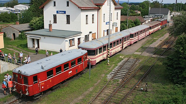 ��slav m�stn� n�dra�� a kyvadlov� vlak na vojensk� leti�t�