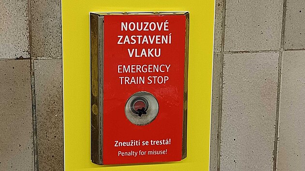 Nouzová tlačítka v metru v Praze jsou nově výrazněji označena. (30. srpna 2024)