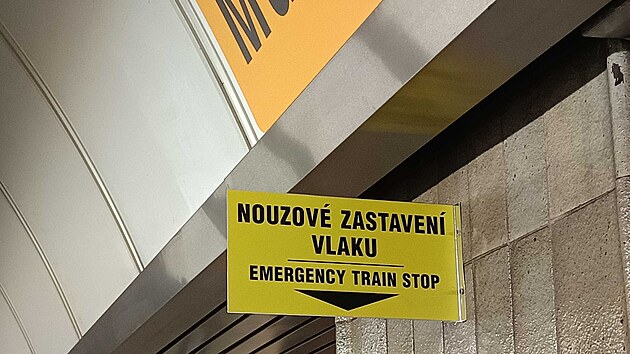 Nouzová tlačítka v metru v Praze jsou nově výrazněji označena. (30. srpna 2024)