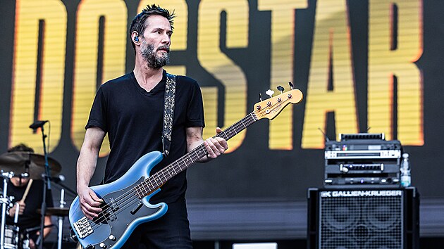 Hollywoodsk� herec Keanu Reeves jako baskytarista kapely Dogstar, 2024