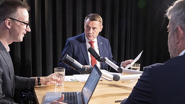 V krajskm pedvolebnm Rozstelu se spolu utkali souasn hejtman Martin Pta (Starostov pro Libereck kraj; uprosted) s vyzyvatelem Davidem Prakem (ANO, v poped zdy). Moderoval Vladimr Vokl. (29. srpna 2024)