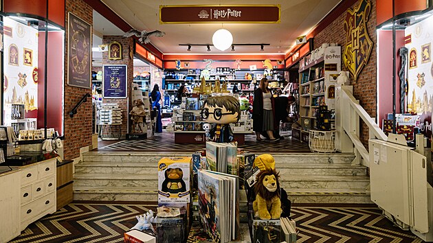 Pra�sk� knihkupectv� Luxor na V�clavsk�m n�m�st� v p�tek p�edstavilo novin���m i fanou�k�m nov� koutek Harryho Pottera v p��zem� prodejny. B�hem slavnostn� prezentace byl pro n�v�t�vn�ky p�ipraven� nejen celodenn� program, ale tak� koutek s hrami. (30. srpna 2024)