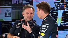 Týmový éf Christian Horner a hvzda Red Bullu Max Verstappen diskutují bhem...