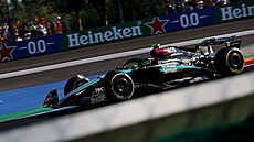 Lewis Hamilton pi druhém tréninku v Monze.