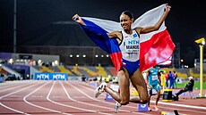 �tvrtka�ka Lurdes Gloria Manuel oslavuje zlato v b�hu na 400 metr� na...