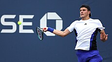 Jakub Men�ík hraje forhend ve druhém kole US Open.