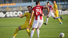 Josef Divíek z Viktorie ikov obchází Radka Kivánka z Jihlavy.