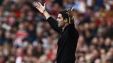 Kou� Arsenalu Mikel Arteta b�hem zápasu s Brightonem.