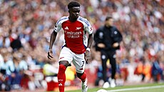 Bukayo Saka z Arsenalu uniká po kídle v zápase s Brightonem.