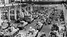 Výroba tank� Sherman b�hem druhé sv�tové války automobilce z Velké trojky...