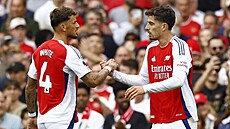 St�elec gólu Kai Havertz (vpravo) slaví svoji trefu s Benem Whitem.