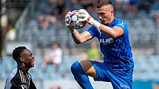 Branká� Luká� Soukup z Bohemians (vpravo) sbírá mí� p�ed Marvisem Ogiomadem z...