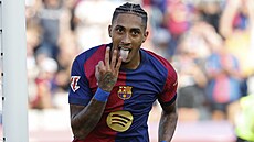 Barcelonský k�ídelník Rapinha slaví sv�j t�etí gól v síti Valladolidu.