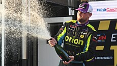 Martin Doubek slaví druhé místo v závod� evropského okruhového seriálu NASCAR v...