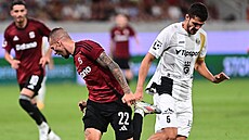 Sparanský kídelník Luká Haraslín se snaí dostat s míem za záda Filipa...