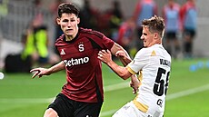 Spar�anský stoper Martin Vitík (vlevo) se sna�í obejít Adama Vlkanovu z Hradce...