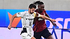 Spar�anský úto�ník Victor Olatunji se sna�í p�ejít s mí�em p�es Filipa �iháka z...