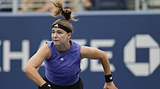 Karolína Muchová podává ve tetím kole US Open.
