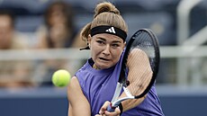 Karolína Muchová hraje bekhend ve tetím kole US Open.